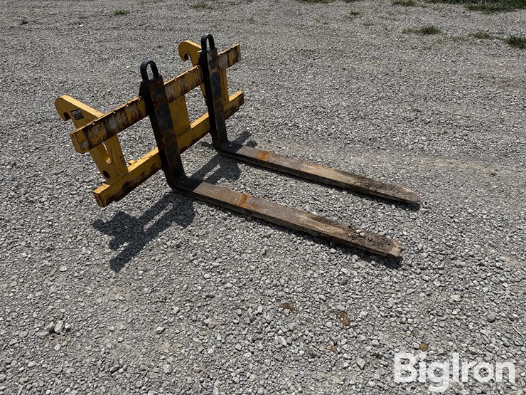 john-deere-wheel-loader-pallet-forks-image-3