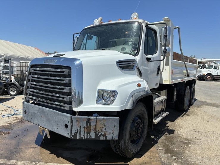 2013-freightliner-114sd-image-1