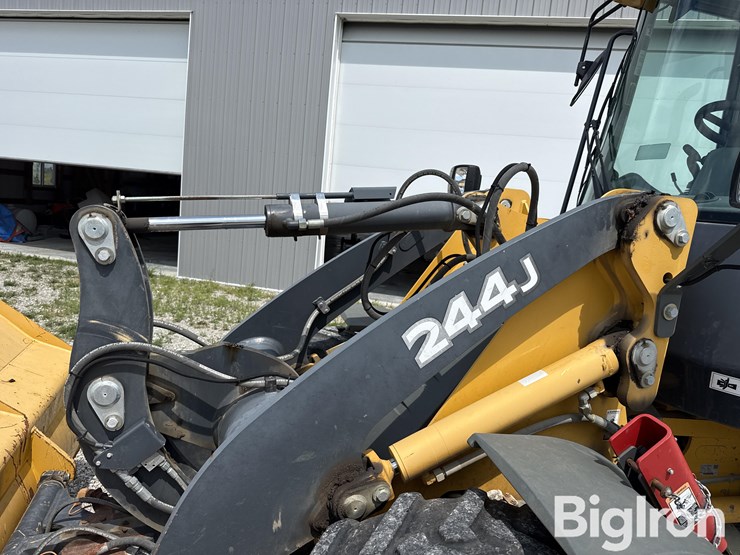 2014-deere-244j-image-11