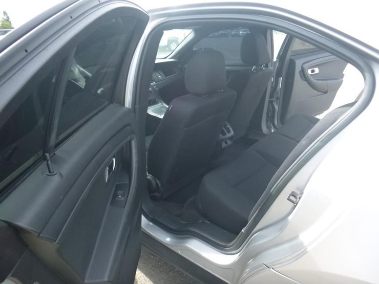 2015-ford-taurus-sedan-image-7