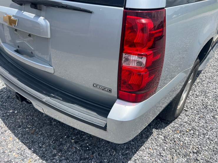 2012-chevrolet-suburban-image-20