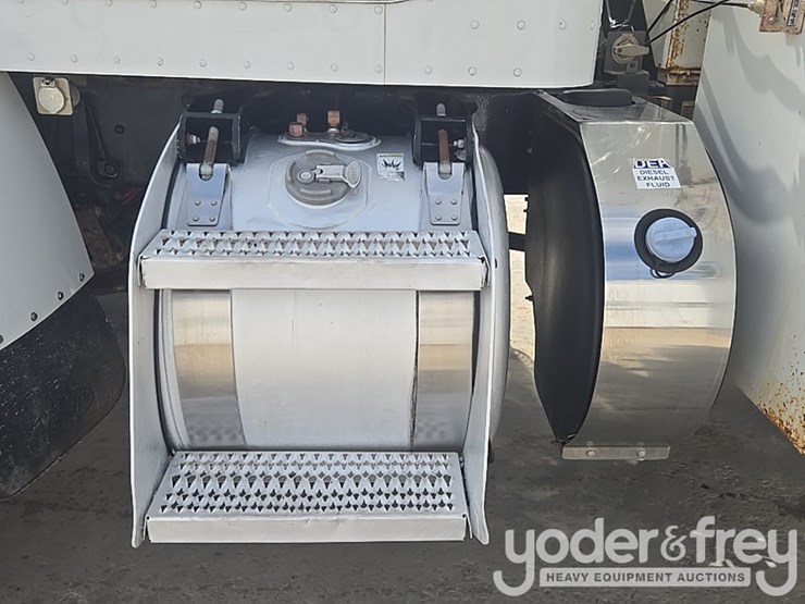 2012-peterbilt-348-image-28