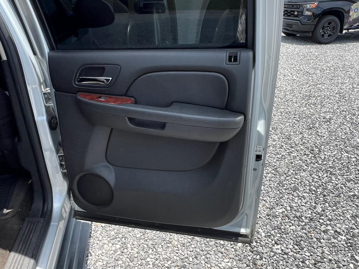 2012-chevrolet-suburban-image-30