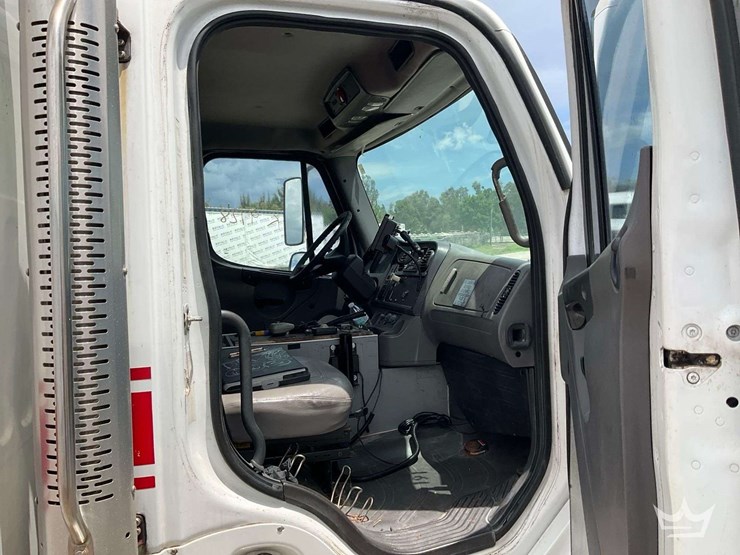 2004-freightliner-m2-106-image-41
