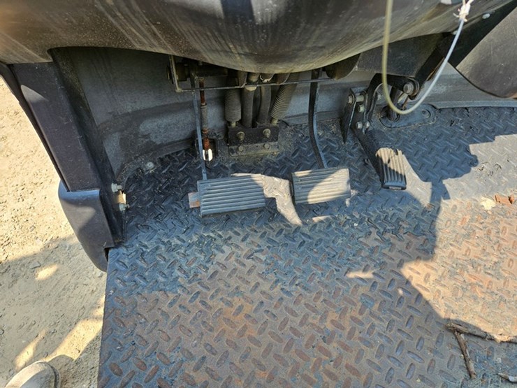 #206-•-john-deere-progator-turf-truck-image-23