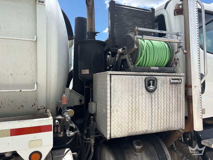2015-freightliner-114sd-image-33