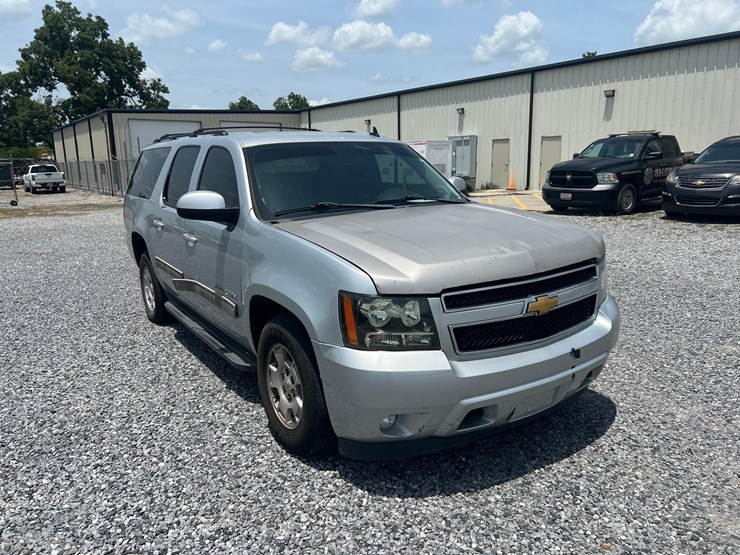 2012-chevrolet-suburban-image-3
