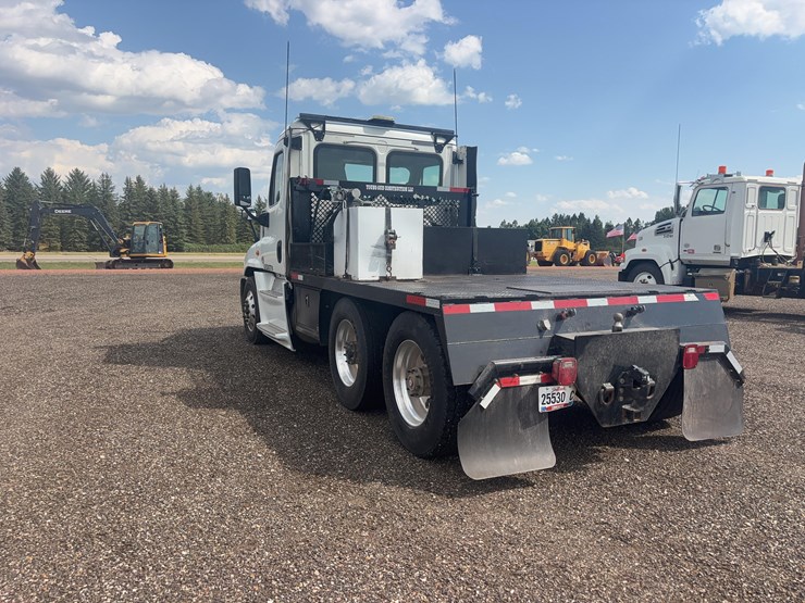 2016-freightliner-cascadia-125-flatbed-truck-image-7