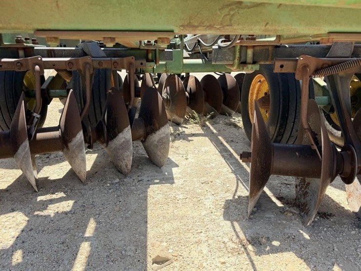 john-deere-335-image-10