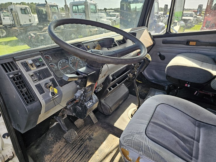 2001-freightliner-fl80-image-11