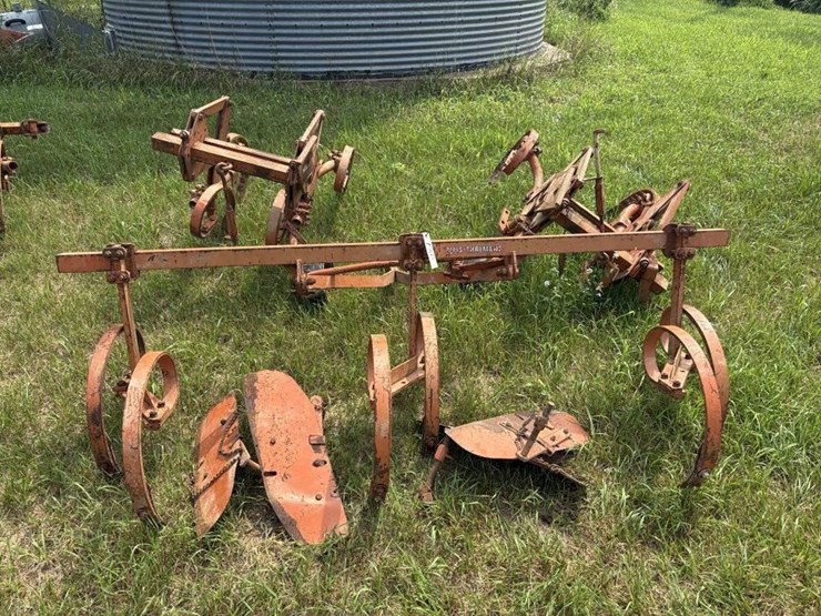 allis-chalmers-2-row-cultivator---off-d15-image-1