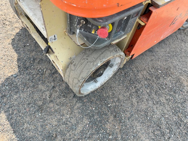 2013-jlg-1230es-image-6