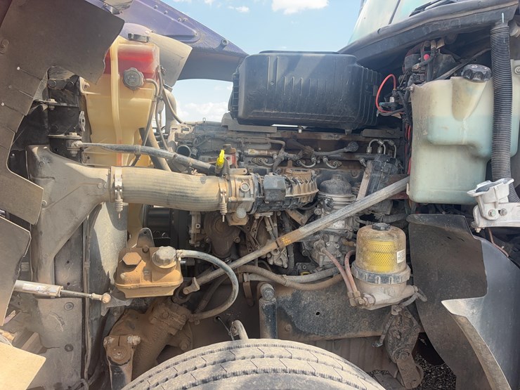 2015-freightliner-122sd-semi-image-21