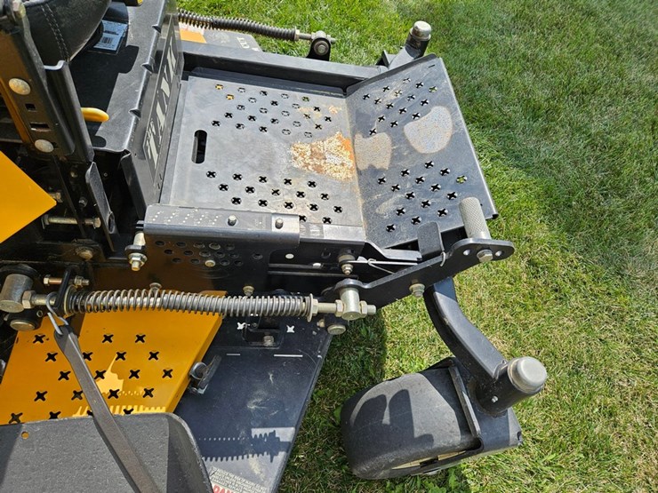 #6889-•-cub-cadet-"-the-tank"-zero-turn-mower-image-13