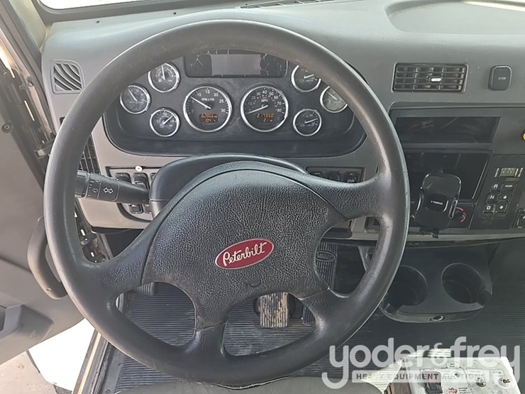 2012-peterbilt-348-image-91