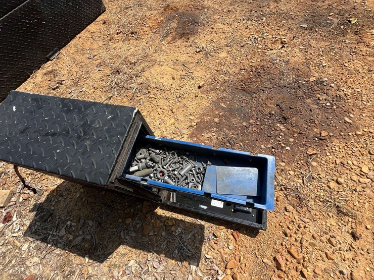 aux-fuel-tank-with-tool-box-on-top-image-9