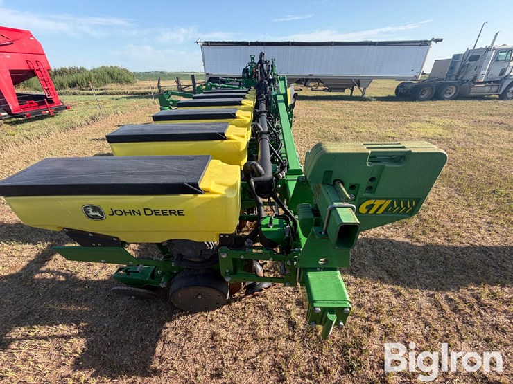 2018-john-deere-1725-image-4