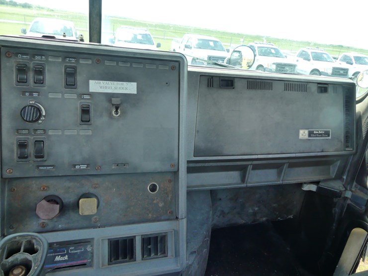 1997-mack-ch612-image-16