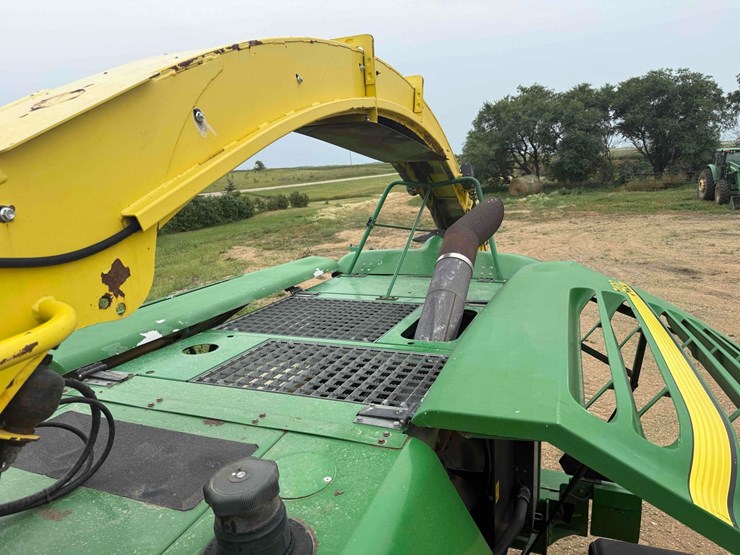 2005-john-deere-7400-image-40