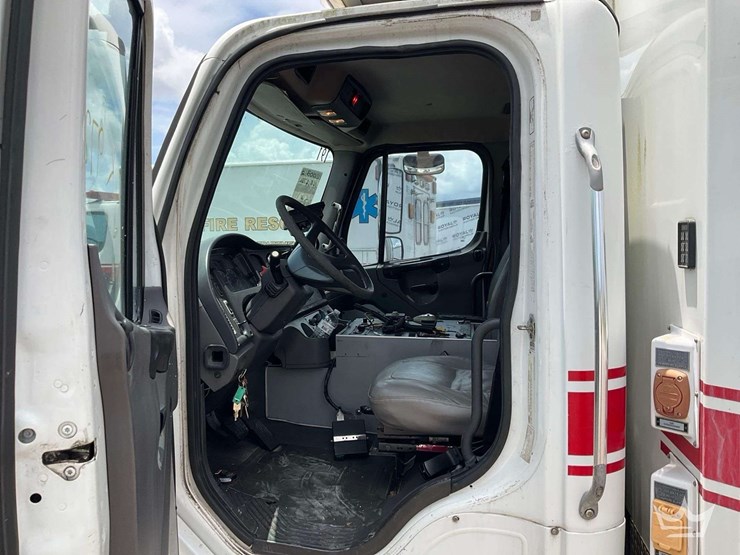 2004-freightliner-m2-106-image-16