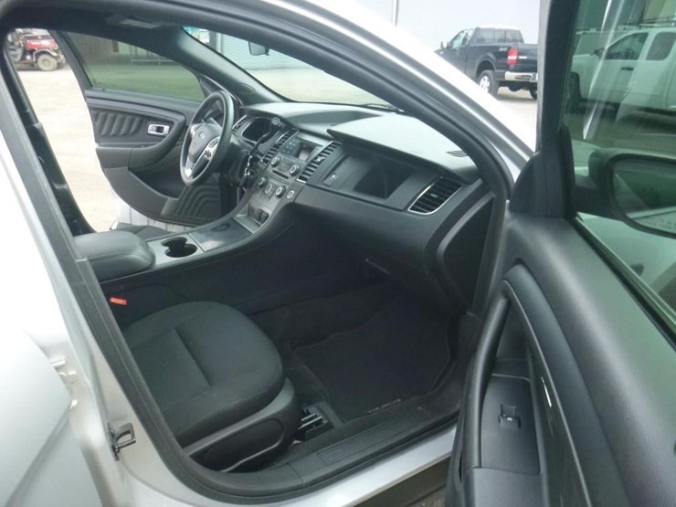 2015-ford-taurus-sedan-image-6