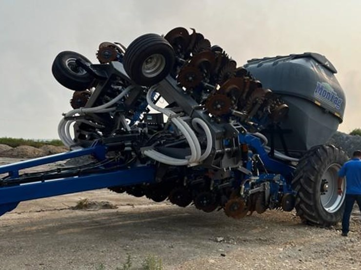 aguru-12-row-strip-till-bar6430-vertical-fold-toolbar-400-series-rowcrop-chassis-9t-montag-tank-image-1
