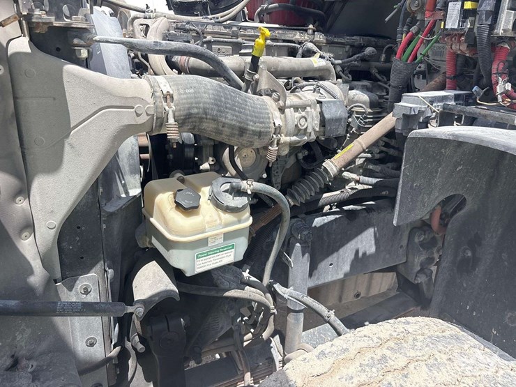 2015-freightliner-114sd-image-9