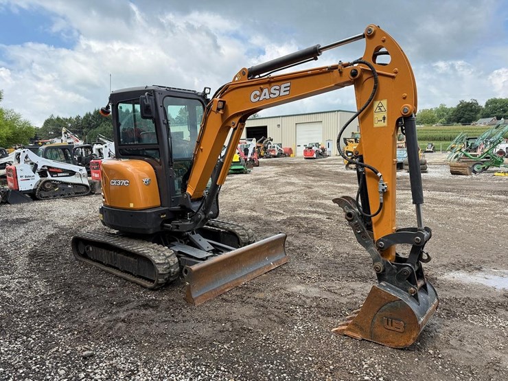 2023-case-cx37c-image-6