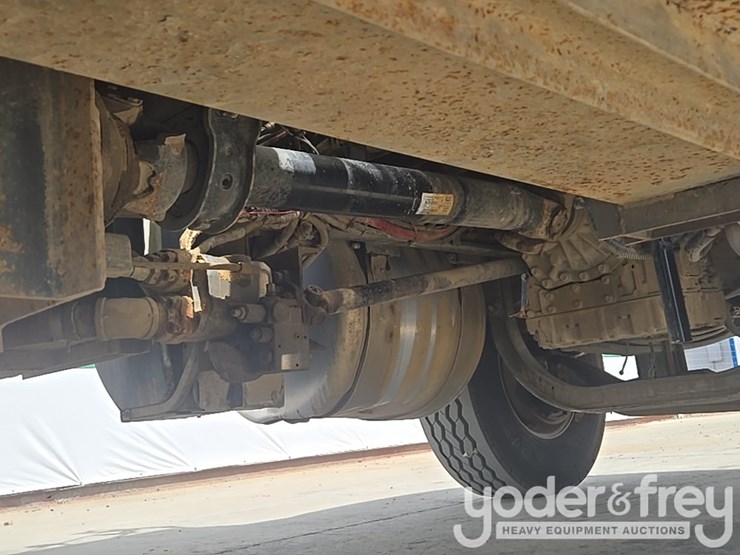 2012-peterbilt-348-image-23