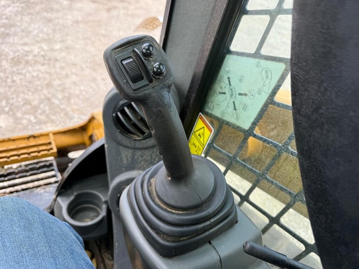 2016-caterpillar-299d2-xhp-image-24