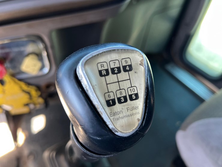 2011-peterbilt-386-image-43