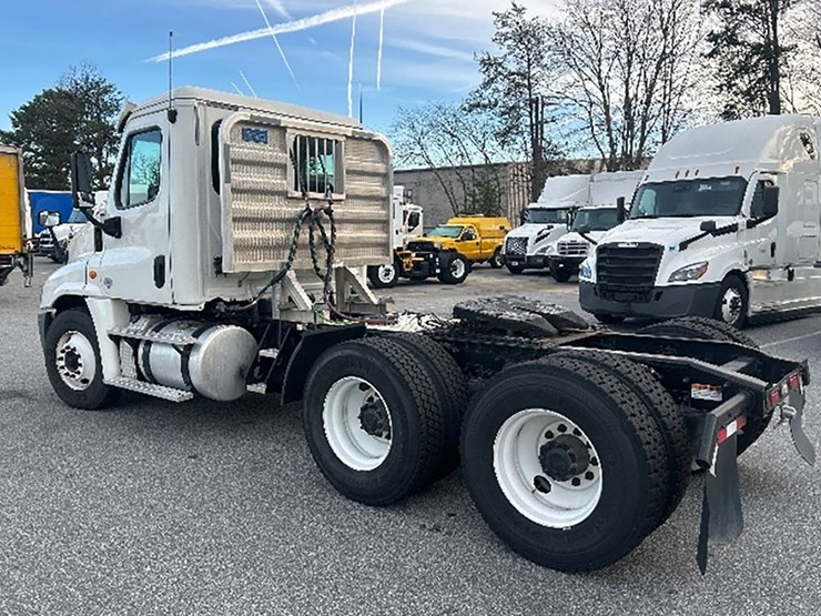2018-freightliner-cascadia-125-image-2