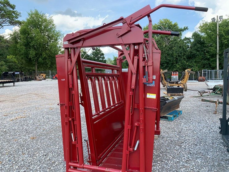 tarter-cattle-master-squeeze-chute-image-2