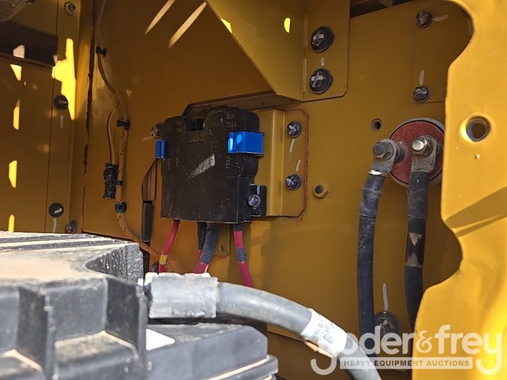 2019-caterpillar-336-image-32