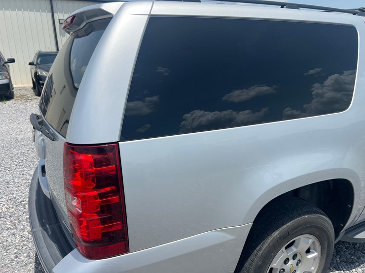 2012-chevrolet-suburban-image-18