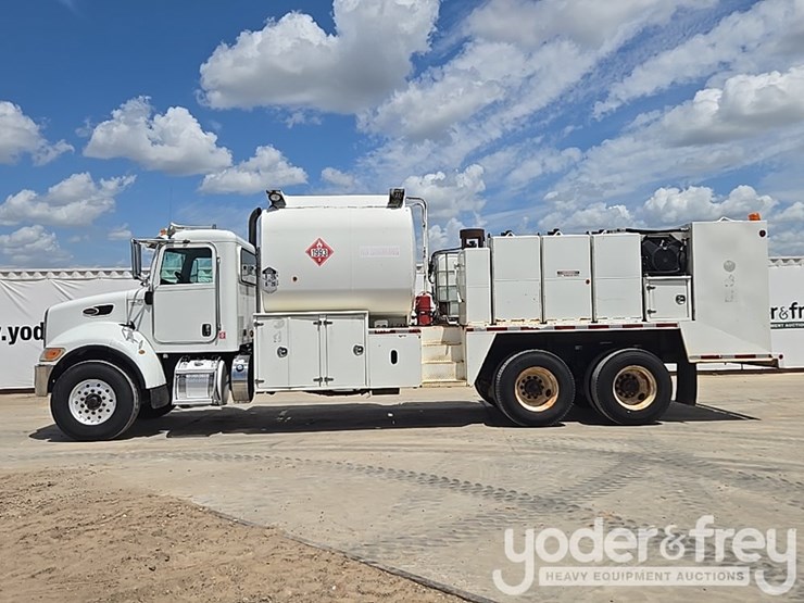 2012-peterbilt-348-image-2