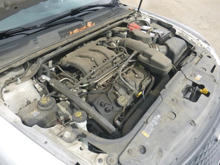 2015-ford-taurus-sedan-image-11