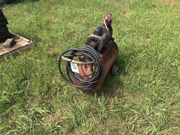 red-&-white-air-compressor---runs-image-2