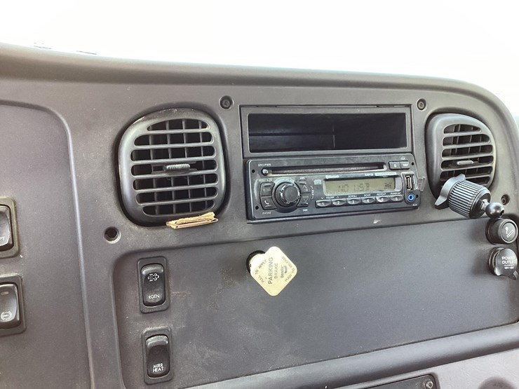 2014-freightliner-m2-image-51