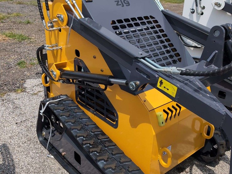 zjg-mini-skid-steer-loader-zj-380-(yellow)---15hp-image-2