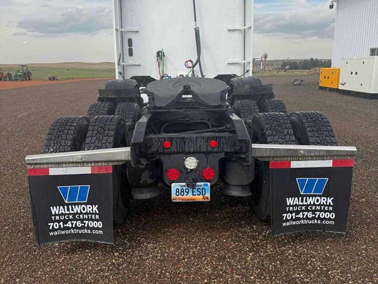 2018-freightliner-semi-image-4