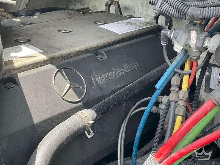 2004-freightliner-m2-106-image-13