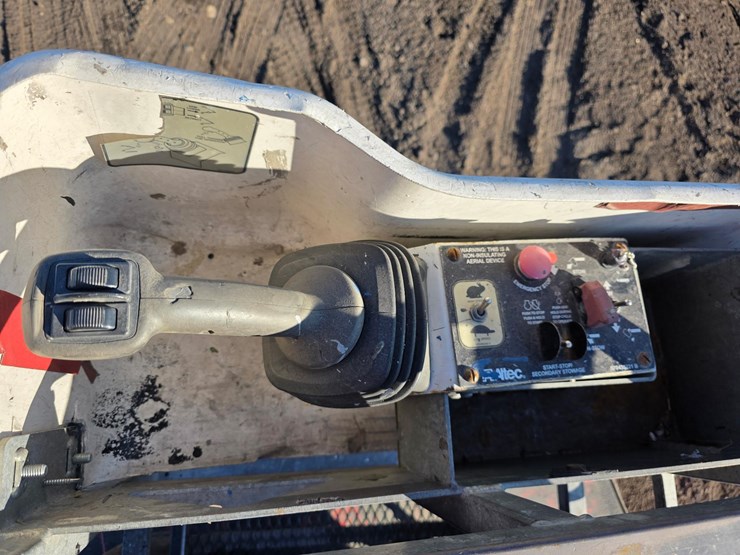 2017-ram-5500-bucket-truck-image-22