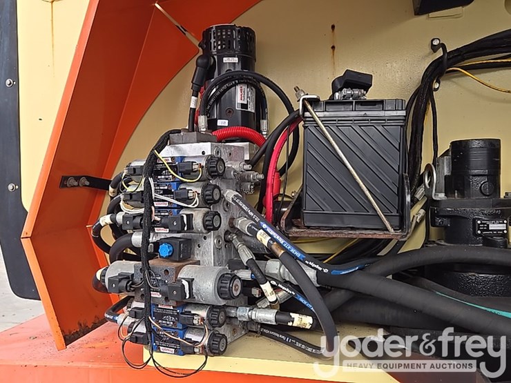 2016-jlg-800aj-image-35