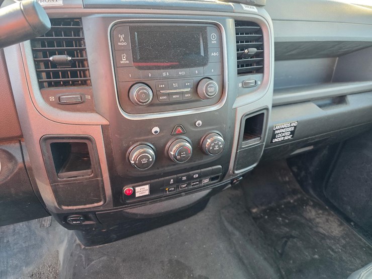 2017-ram-5500-bucket-truck-image-27