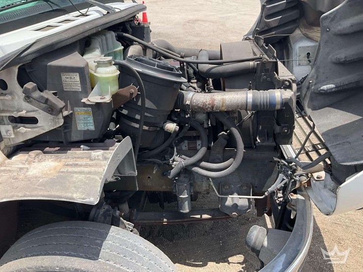 2003-freightliner-m2-106-image-8