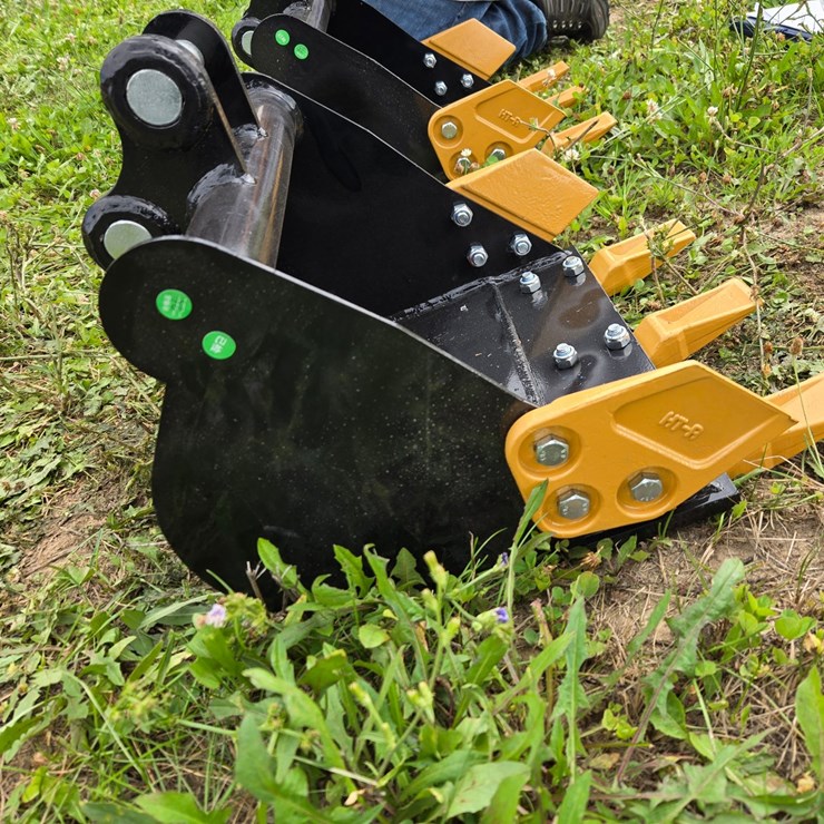 #2040 • 40 cm (approx.16") toothed mini excavator bucket