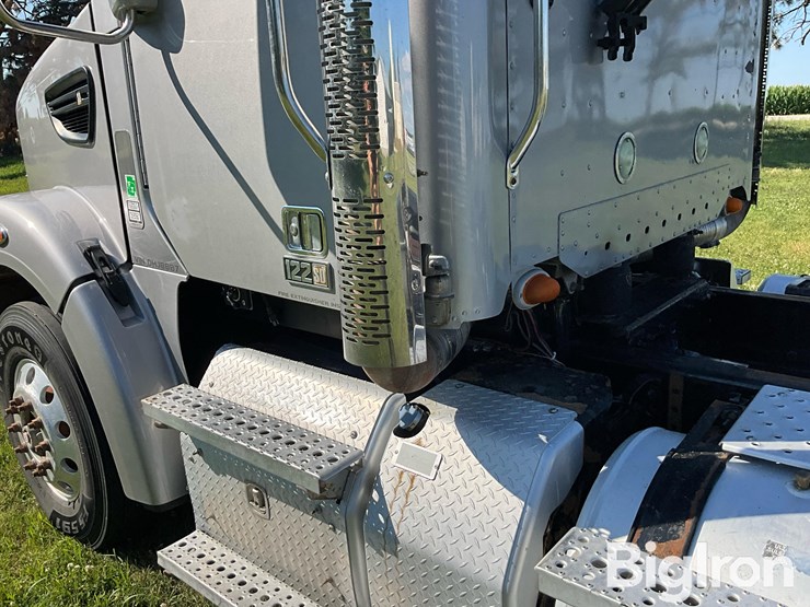 2016-freightliner-122sd-image-17