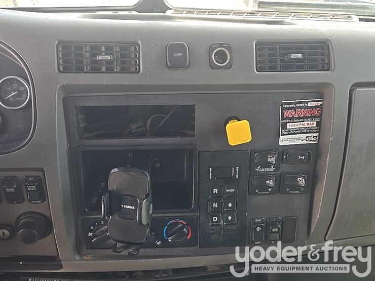 2012-peterbilt-348-image-88