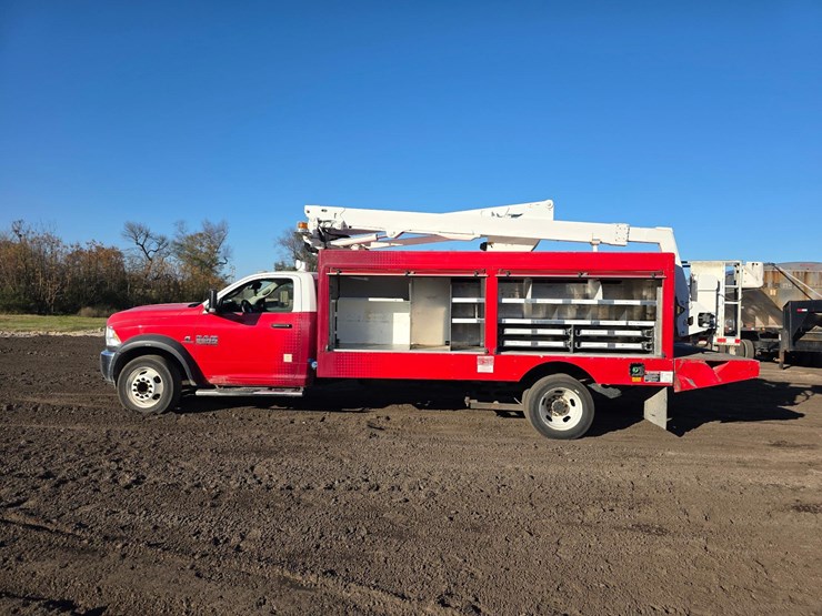 2017-ram-5500-bucket-truck-image-7